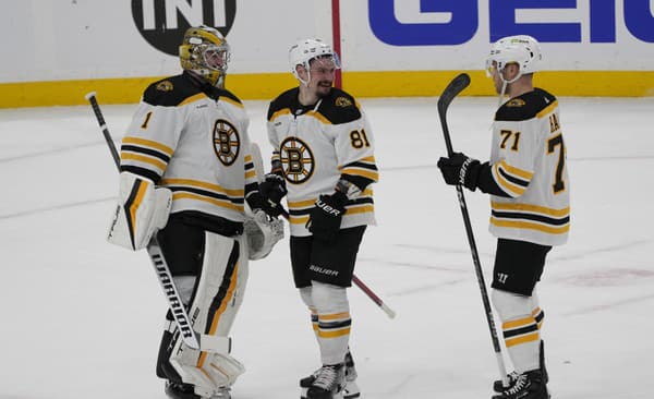 Hráči Bostonu Bruins Jeremy Swayman (1), Dmitrij Orlov (81) a Taylor Hall (71)  sa tešia po víťazstve.