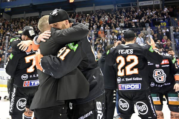 Na snímke hokejisti HC Košice sa tešia z víťazstva a zisku majstrovského titulu.