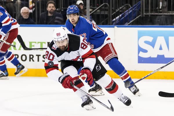 Útočníka Devils Tomáša Tatara (vpredu) sa snaží atakovať Filip Chytil z New Yorku Rangers.