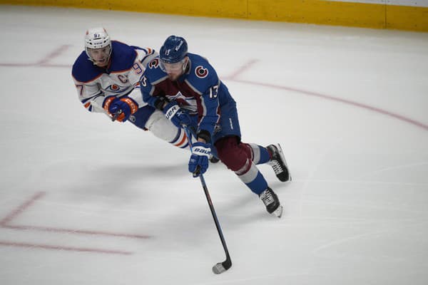 Valerij Ničuškin (Colorado) a Connor McDavid (Edmonton)