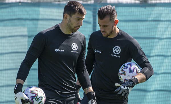 Brankári slovenskej futbalovej reprezentácie sprava Martin Dúbravka a Dušan Kuciak.