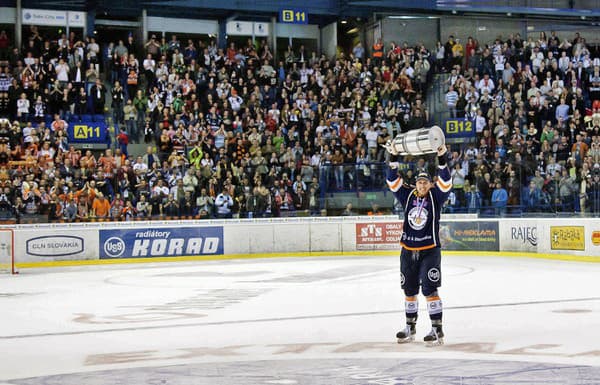 2014 Košice. Útočník Košíc Marek Bartánus zdvihol už šiesty raz pohár nad hlavu.