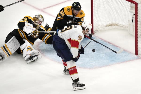 Brankár Bostonu Linus Ullmark sa dopustil v predĺžení veľkej chyby.