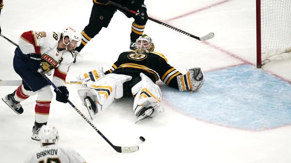 Brankár Bostonu Linus Ullmark sa dopustil v predĺžení veľkej chyby.