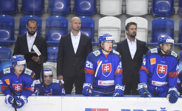 Róbert Petrovický (vpravo) na lavičke slovenskej reprezentácie do 20 rokov.