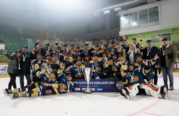 Na snímke radosť z víťazstva hráčov HC 19 Humenné po skončení siedmeho finálového zápasu.