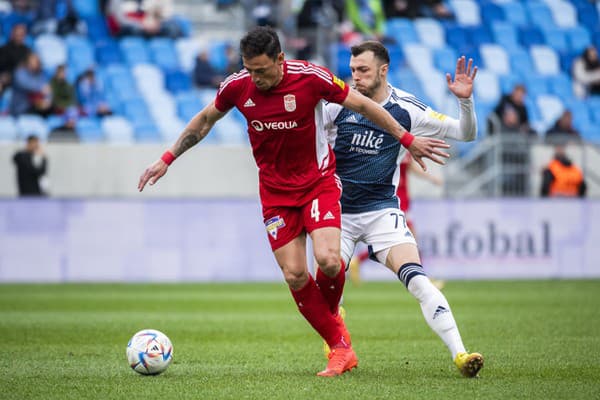 Aleksandar Čavrič (Slovan Bratislava) v súboji s Nicolasom Gorositom (B.Bystrica).