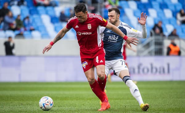 Aleksandar Čavrič (Slovan Bratislava) v súboji s Nicolasom Gorositom (B.Bystrica).