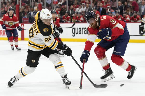 David Pastrňák je ofenzívnym lídrom Bostonu Bruins.