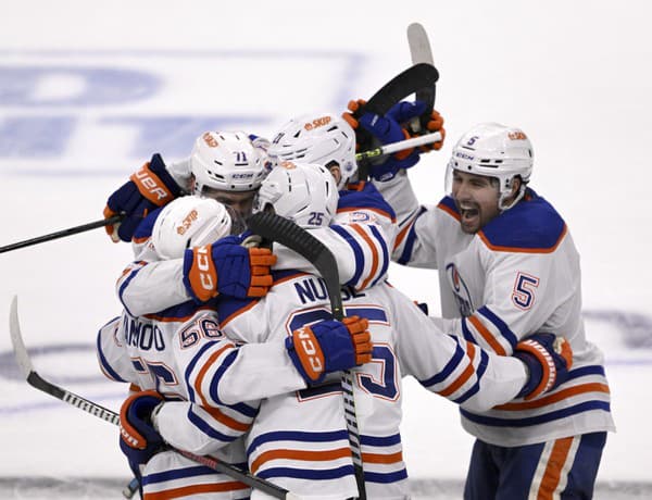 Hráči Edmontonu sa tešia z postupu do druhého kola play-off. 