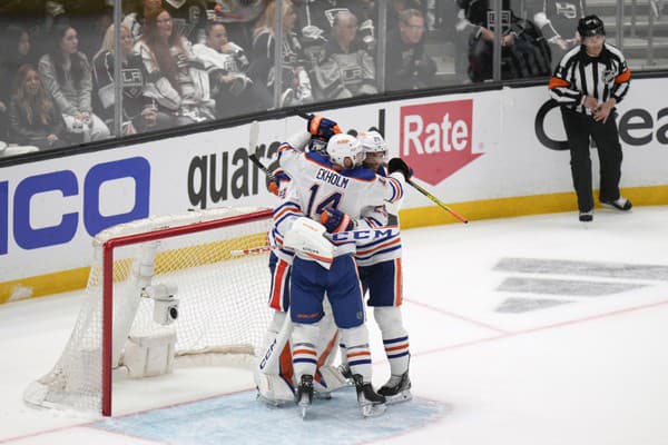 Hráči Edmontonu sa tešia z postupu do druhého kola play-off. 