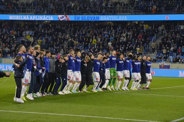 Slovanisti po víťaznom derby ďakovali fanúšikom oblečení v tričkách s nápisom: Odplata.