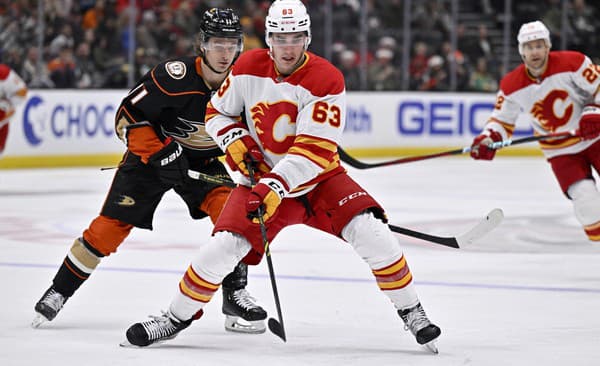 Slovenský hokejista Adam Ružička (vpravo) v drese Calgary Flames.