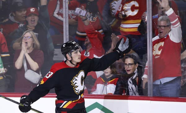 Slovenský hokejista Adam Ružička v drese Calgary Flames.