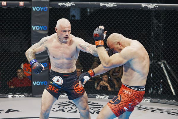 Český MMA bojovník Boris Glezgo len nedávnom začal svoju kariéru medzi profesionálmi. Na svojom konte má dva zápasy a vyrovnané skóre 1-1. 