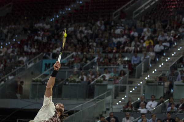 Grécky tenista Stefanos Tsitsipas sa prebojoval do osemfinále dvojhry na turnaji Masters 1000 v Madride.