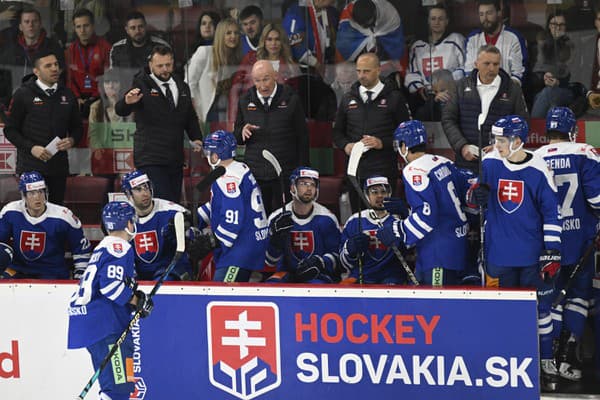 V pozadí tréner slovenskej hokejovej reprezentácie Craig Ramsay na striedačke v prípravnom hokejovom zápase pred MS.