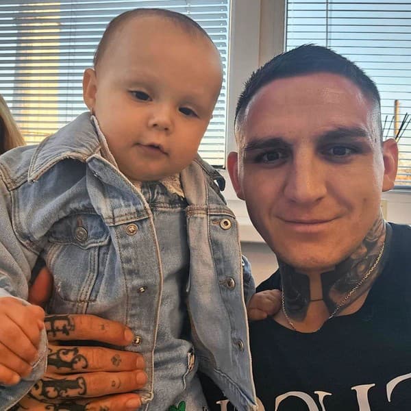 MMA zápasník Gábor Boráros so svojou dcérou. 