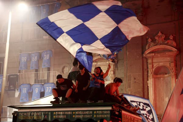 V Neapole vypuklo futbalové šialenstvo.