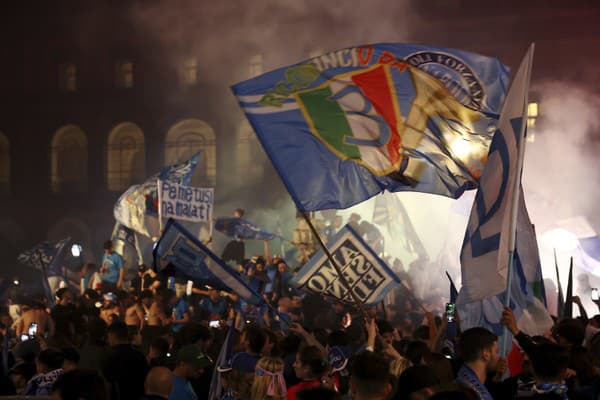 V Neapole vypuklo futbalové šialenstvo.