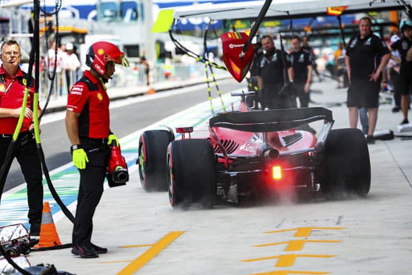 V treťom tréningu boli najrýchlejší jazdci Red Bullu a Ferrari.