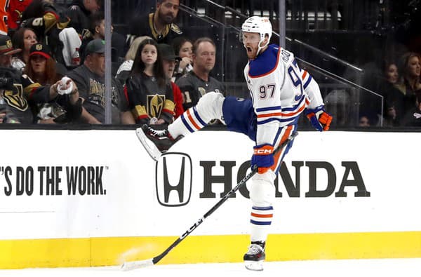 Kapitán Edmontonu Oilers Connor McDavid sa teší po strelení gólu.