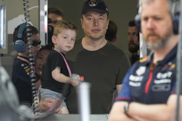 Elon Musk sleduje, ako posádka pretekárskeho tímu Red Bull pripravuje monopost mexického jazdca Sergia Pereza na štart počas tretieho tréningu na Veľkú cenu Miami formuly 1 