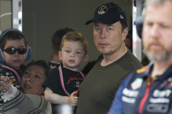 Elon Musk sleduje, ako posádka pretekárskeho tímu Red Bull pripravuje monopost mexického jazdca Sergia Pereza na štart počas tretieho tréningu na Veľkú cenu Miami formuly 1 