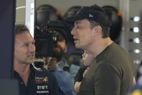 Elon Musk sleduje, ako posádka pretekárskeho tímu Red Bull pripravuje monopost mexického jazdca Sergia Pereza na štart počas tretieho tréningu na Veľkú cenu Miami formuly 1 