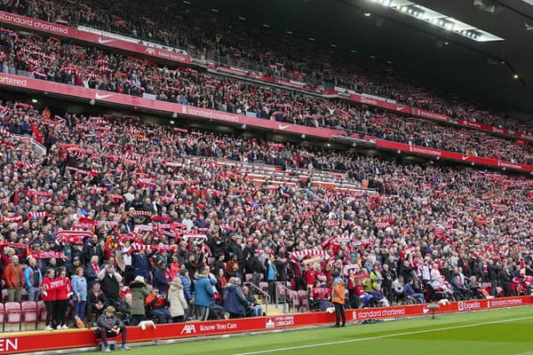 Nebolo to prvýkrát, čo fanúšikovia FC Liverpool vypískali britskú hymnu.