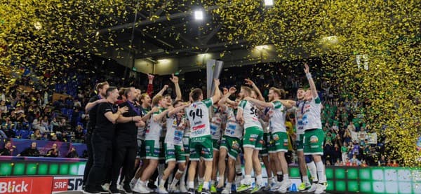 OSLAVY: SV Wiler-Ersigen dvíha nad hlavu majstrovskú trofej.