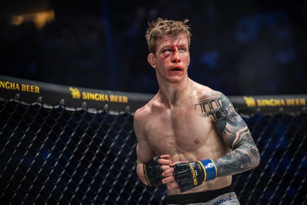 Český MMA zápasník Jakub Tichota bojoval napriek zraneniu. 