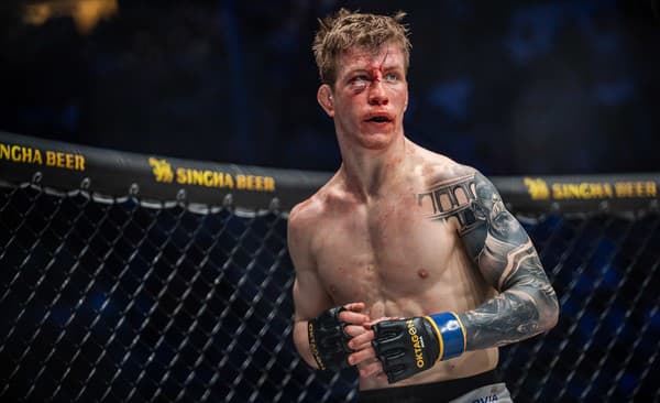 Český MMA zápasník Jakub Tichota bojoval napriek zraneniu. 