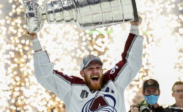 Gabriel Landeskog drží nad hlavou Stanleyho pohár.