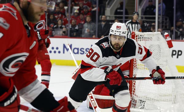 Tomáš Tatar (v bielom) je s Devils krok od vypadnutia z play off.