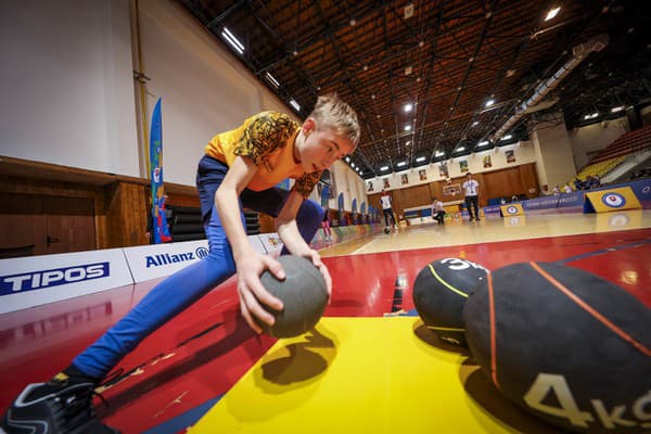 Nadácia Slovenského olympijského a športového výboru (SOŠV) opäť pomáha mladým športovcom do 18 rokov na ceste za splnením ich snov a prerozdelí medzi nich v rámci grantového programu Ukáž sa! tisíce eur. 