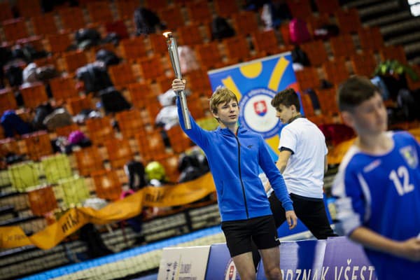 Nadácia Slovenského olympijského a športového výboru (SOŠV) opäť pomáha mladým športovcom do 18 rokov na ceste za splnením ich snov a prerozdelí medzi nich v rámci grantového programu Ukáž sa! tisíce eur. 