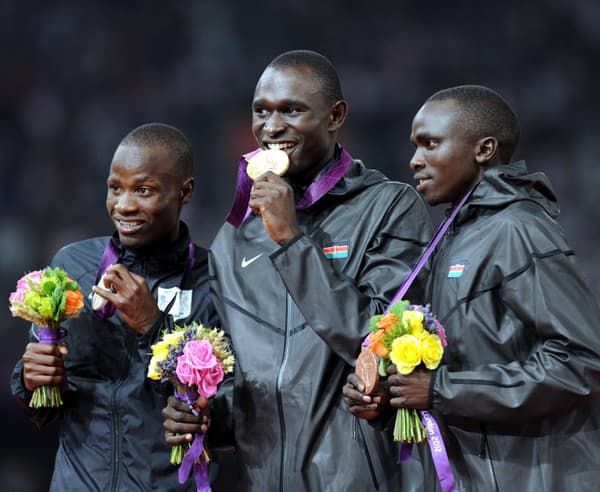 Prvý olympijský medailista z Botswany Nijel Amos (vľavo) sa rozhodol predať striebro z Londýna, aby počas trestu za doping uživil rodinu.