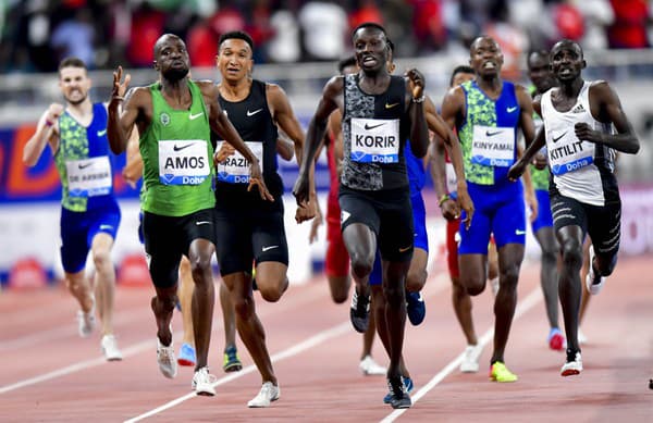 Prvý olympijský medailista z Botswany Nijel Amos (druhý zľava) sa rozhodol predať striebro z Londýna, aby počas trestu za doping uživil rodinu.