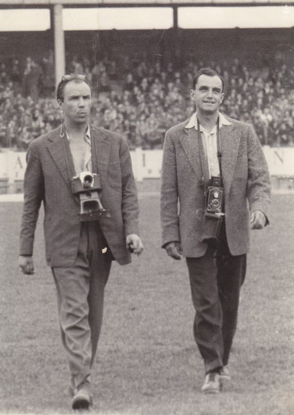 Jozef Kšiňan (vpravo) spolu so svojím legendárnym rozhlasovým kolegom Gabom Zelenayom v roku 1960.