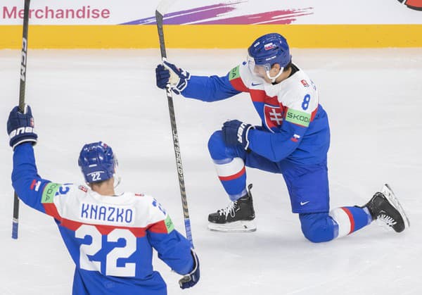 Slovenskí hokejisti sprava Martin Chromiak a Samuel Kňažko sa tešia po strelení úvodného gólu v presilovke.