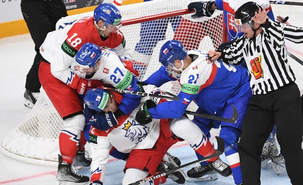 Na snímke zľava český hokejista Dominik Kubalík, hráč Slovenska Marek Hrivík, hráč Česka Filip Chytil a hráč Slovenska Miloš Kelemen.