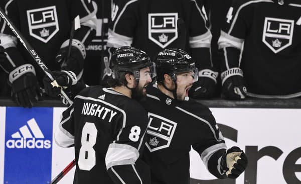 Drew Doughty a Kevin Fiala (Los Angeles Kings).