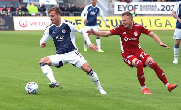 Zľava Jurij Medveděv (Slovan) a Adrián Kačerík (Banská Bystrica)