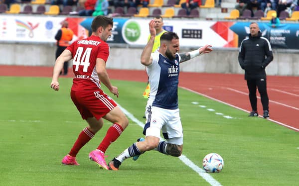 Zľava Timotej Záhumenský (Banská Bystrica) a Tigran Barseghjan (Slovan)