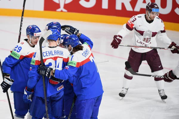 Slovenskí hokejisti zľava Michal Ivan, Peter Cehlárik a Mário Grman sa tešia po góle Matúša Sukeľa v zápase.