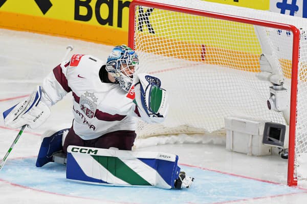 Na snímke lotyšský brankár Arturs Silovs po góle slovenského hokejistu Matúša Sukeľa.