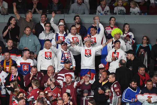 Slovenskí fanúšikovia v zápase základnej B-skupiny Slovensko - Lotyšsko.