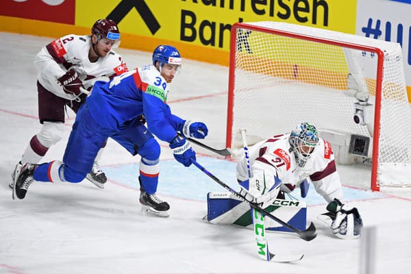 Na snímke zľava Karlis Čukste (Lotyšsko), Peter Cehlárik (slovensko) a lotyšský brankár Arturs Šilovs v zápase.