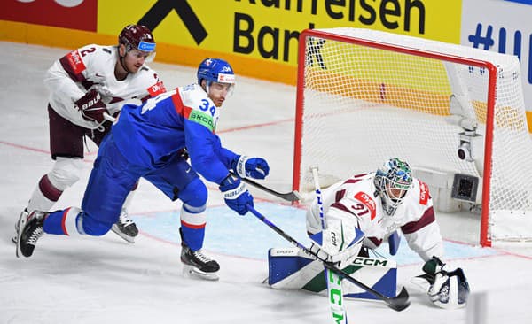 Na snímke zľava Karlis Čukste (Lotyšsko), Peter Cehlárik (slovensko) a lotyšský brankár Arturs Šilovs v zápase.